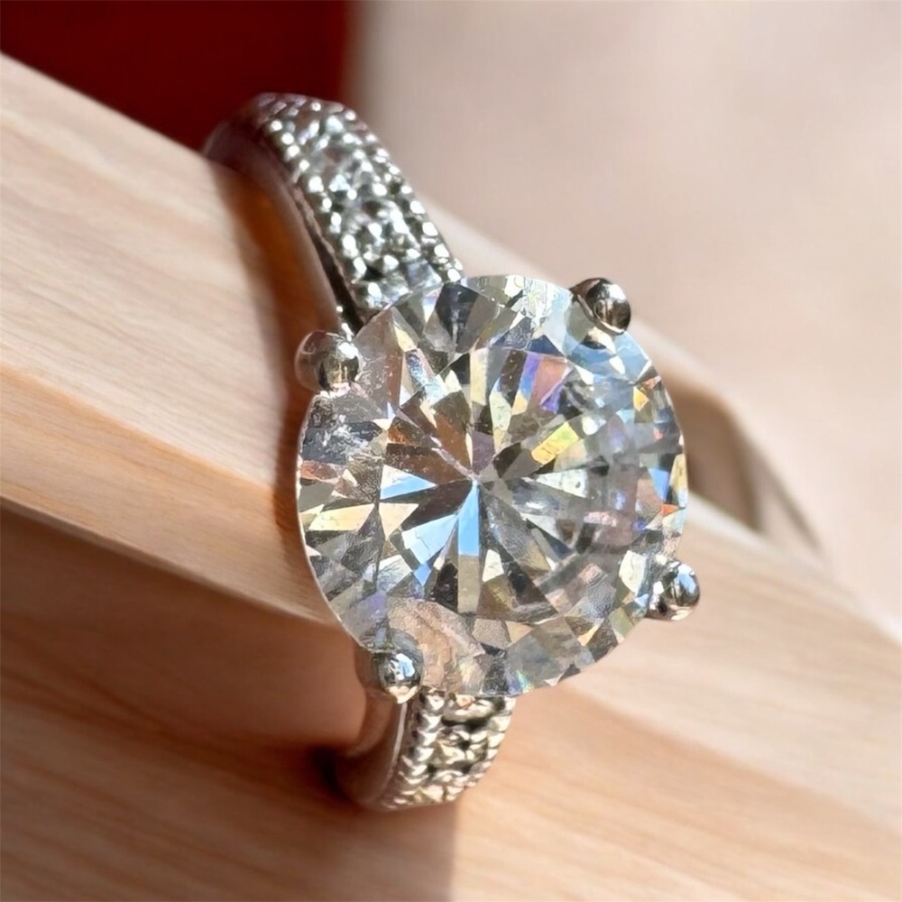 💕Host Pick💕Large Solitaire Ring with pave band.